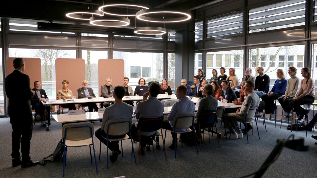 Die Taskforce KI diskutierte Möglichkeiten und Grenzen von KI in der Bildung. 