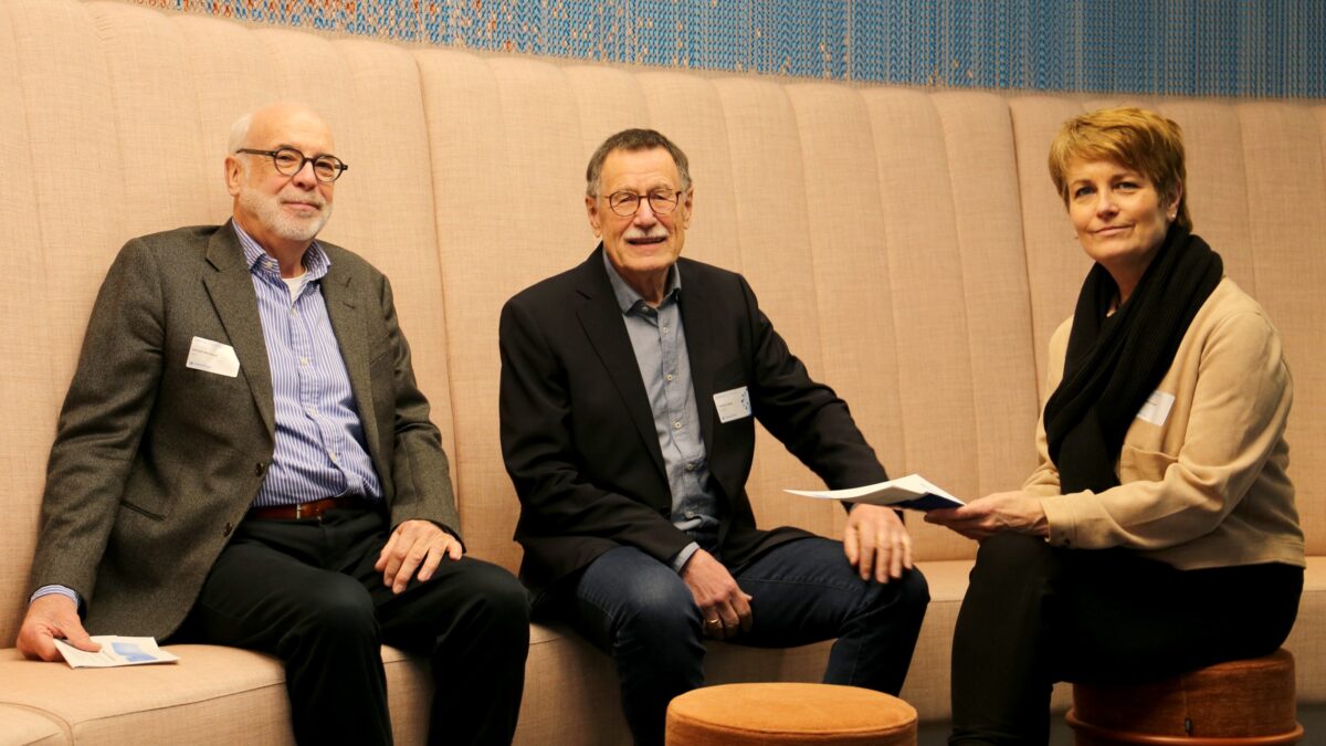 Kordula Attermeyer, Referatsleiterin Digitale Gesellschaft in der NRW-Staatskanzlei, mit dem wissenschaftlichen Direktor von CATALPA, Prof. Dr. Dr. Friedrich W. Hesse, und CAIS-Gründungsdirektor Prof. Dr. Michael Baurmann (v.r.) luden zum Austausch mit der Taskforce „Künstliche Intelligenz im Bildungswesen“. 